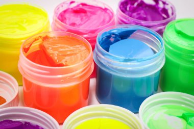 Çok renkli boyalar, çizim için.