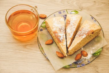 Ev yapımı kek ve çay