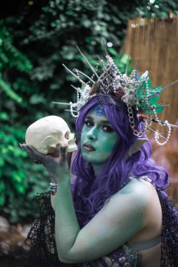 Kafatasında kafatasıyla gölette muhteşem bir deniz kızı sireni.