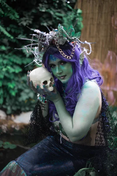 Fabulous mermaid siren in a pond with a skull close up — Stock Photo, Image