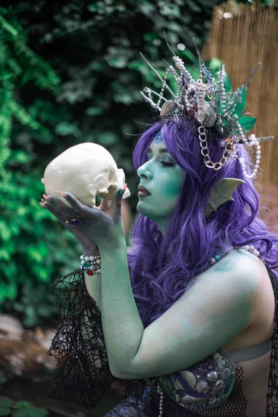 Kafatasında kafatasıyla gölette muhteşem bir deniz kızı sireni.