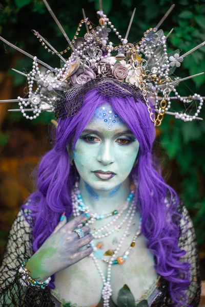 Ormanda mavi derili muhteşem kara deniz kızı. Yaklaş.