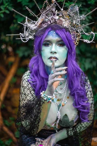 Ormanda mavi derili muhteşem kara deniz kızı. Yaklaş.