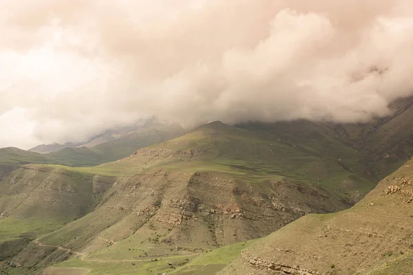 Hermoso paisaje de montaña en la niebla — Foto de Stock