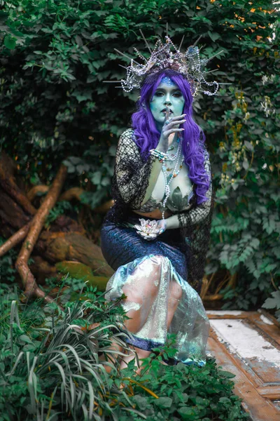 Ormanda mavi derili muhteşem kara deniz kızı. Yaklaş.