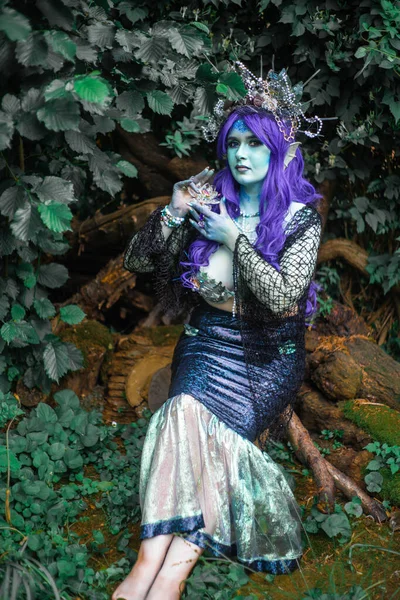 Ormanda mavi derili muhteşem kara deniz kızı. Yaklaş.