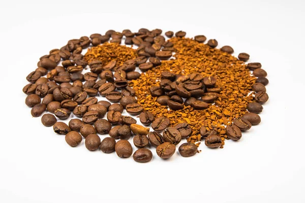 Кофейные бобы и мгновенный какао инь-ян крупным планом — стоковое фото