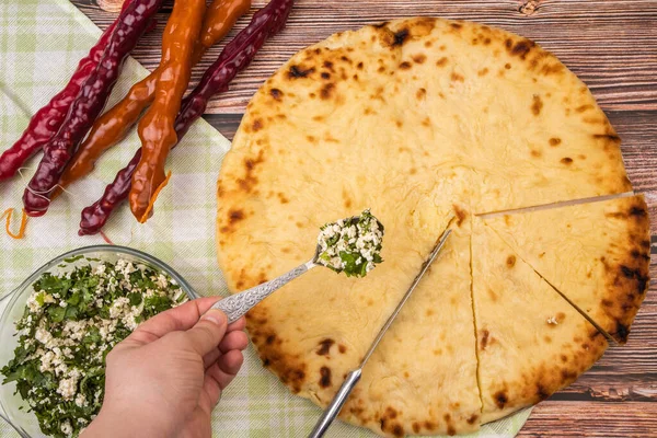 Osetya turtası, otlu süzme peynir, ulusal gıdaları kapatın.