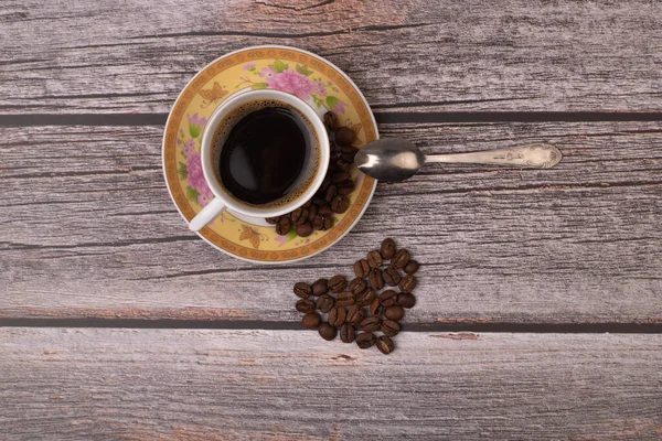 Tahta arka planda koyu kahve ve tahıllar