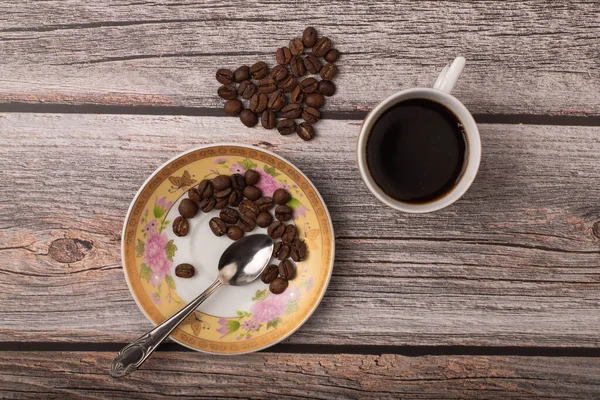 Tahta arka planda koyu kahve ve tahıllar