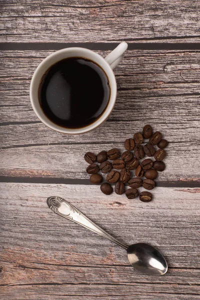 Tahta arka planda koyu kahve ve tahıllar