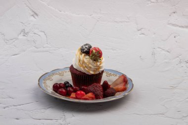 Açık arkaplanda çilekli kek. Yakın plan.