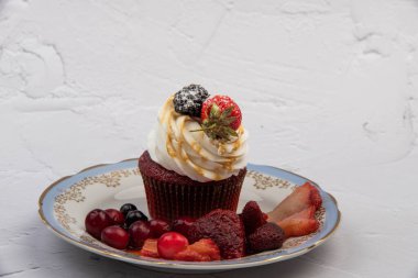 Açık arkaplanda çilekli kek. Yakın plan.