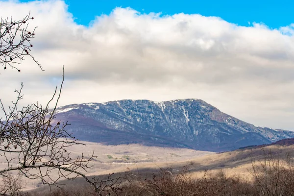 El paisaje de las montañas hermosas nevadas en la Crimea — Foto de Stock