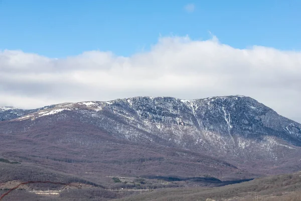 Paisagem de belas montanhas cobertas de neve na Crimeia — Fotografia de Stock