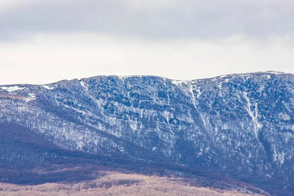 クリミア半島の美しい雪に覆われた山々の風景 — ストック写真