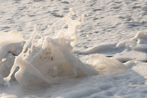 Sahile yakın beyaz deniz köpüğü, dalgalar. — Stok fotoğraf