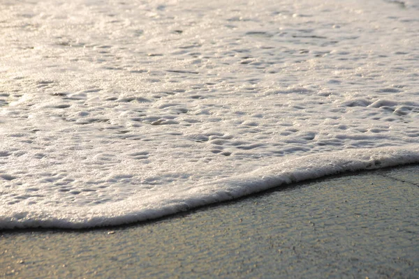 White sea foam near the shore close-up, waves — Stock Photo, Image