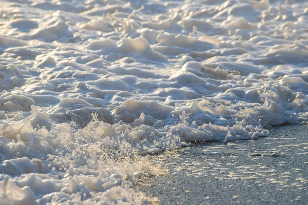 White sea foam near the shore close-up, waves — Stock Photo, Image