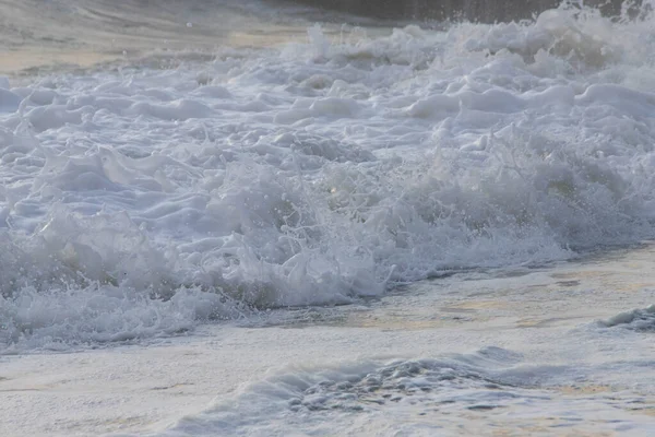 Vitt havsskum nära stranden närbild, vågor — Stockfoto