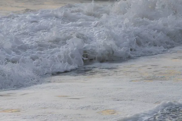 White sea foam near the shore close-up, waves — Stock Photo, Image