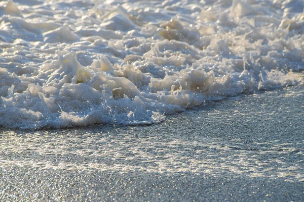 Espuma de mar blanco cerca de la orilla de cerca, las olas — Foto de Stock