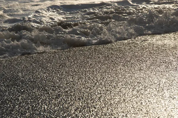 Vitt havsskum nära stranden närbild, vågor — Stockfoto