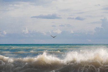 Günbatımının ışınlarında denizde fırtına büyük dalgalar, sprey