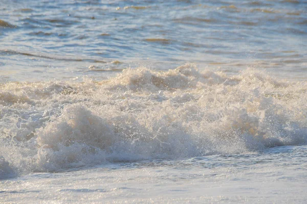 Storm på havet i solnedgångens strålar stora vågor, spray — Stockfoto