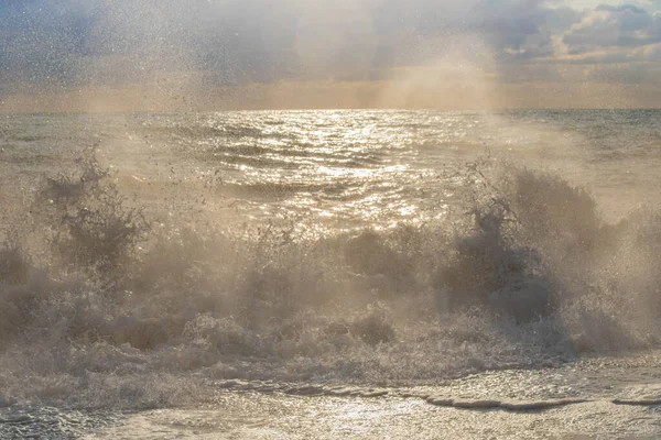 Storm på havet i solnedgångens strålar stora vågor, spray — Stockfoto