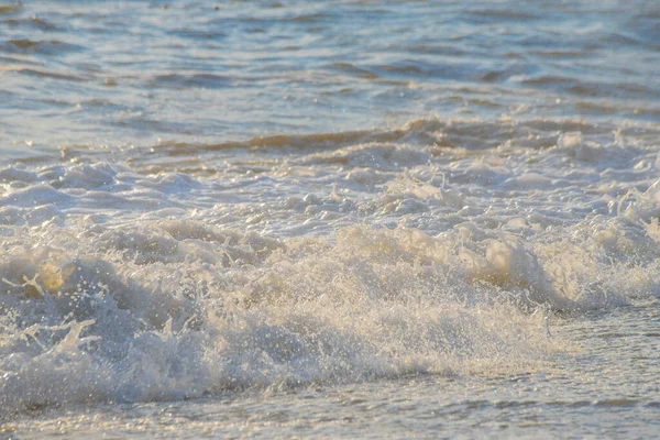 Шторм на морі в променях заходу сонця великі хвилі, спрей — стокове фото