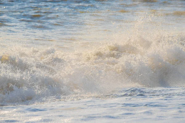 Шторм на морі в променях заходу сонця великі хвилі, спрей — стокове фото