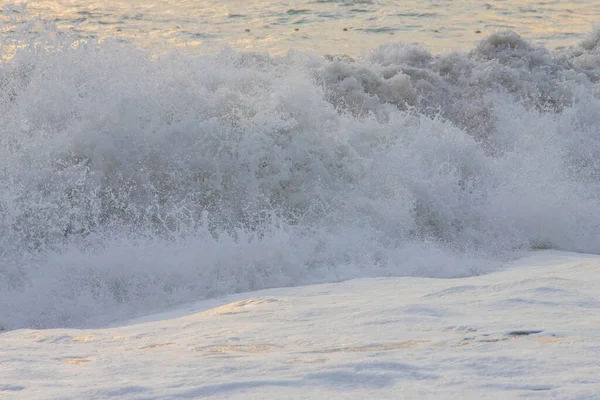 Storm på havet i solnedgångens strålar stora vågor, spray — Stockfoto