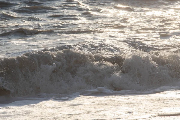 Storm på havet i solnedgångens strålar stora vågor, spray — Stockfoto