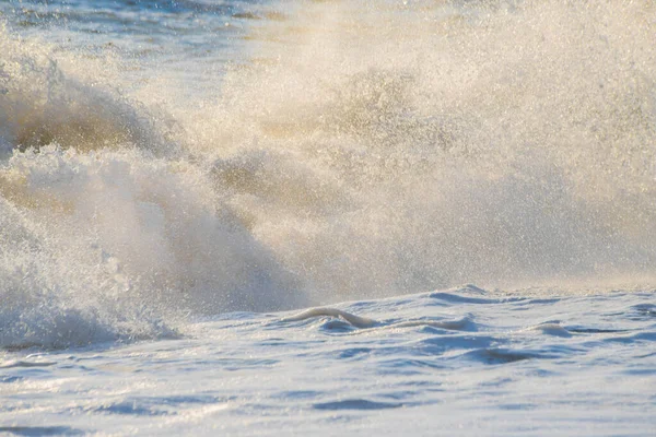 Tormenta en el mar en los rayos del atardecer grandes olas, spray — Foto de Stock