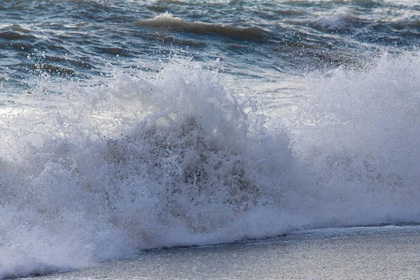 Storm på havet i solnedgångens strålar stora vågor, spray — Stockfoto