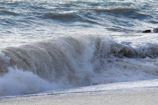 Storm på havet i solnedgångens strålar stora vågor, spray — Stockfoto