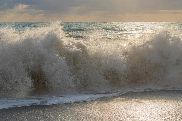 Storm på havet i solnedgångens strålar stora vågor, spray — Stockfoto