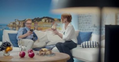 Görüntüler amaca yönelik bir video stüdyo sahnesinde çekildi. Genç bir ailenin romantik hikayesi. Genç ve şık bir adam ve kadın deniz kenarında tatildeler..