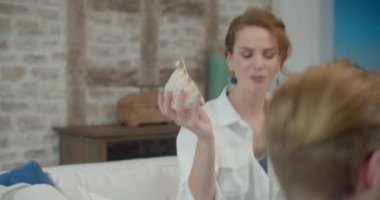 Görüntüler amaca yönelik bir video stüdyo sahnesinde çekildi. Genç bir ailenin romantik hikayesi. Genç ve şık bir adam ve kadın deniz kenarında tatildeler..