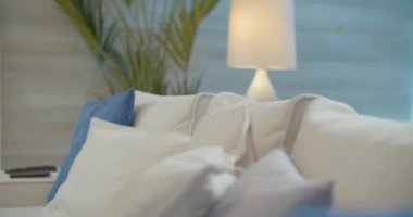 Görüntüler amaca yönelik bir video stüdyo sahnesinde çekildi. Genç bir ailenin romantik hikayesi. Genç ve şık bir adam ve kadın deniz kenarında tatildeler..