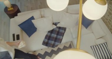 Görüntüler amaca yönelik bir video stüdyo sahnesinde çekildi. Genç bir ailenin romantik hikayesi. Genç ve şık bir adam ve kadın deniz kenarında tatildeler..