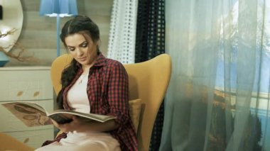 Genç ve mutlu bir aile. Annem ve babam evlerinde oğullarıyla oynuyorlar..