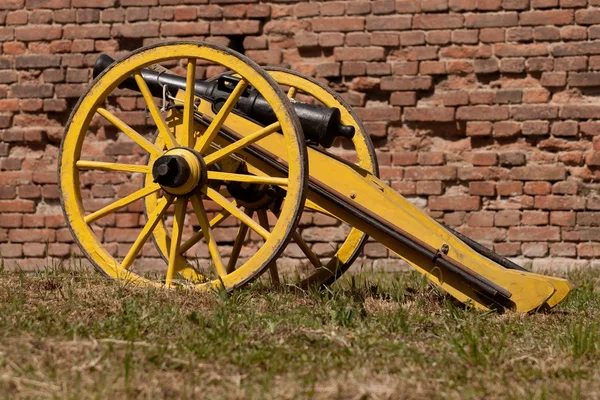 Bir tuğla duvar önünde eski savaş topu