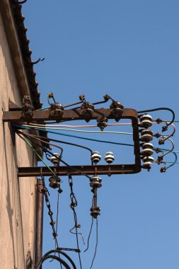 Çelik çerçeve ve elektrikli yalıtkanlar.