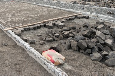 Beton eşiğinde tarafından sınırlanmıştır bitmemiş kaldırım taşı döşeli Patika
