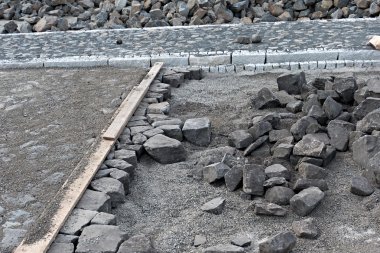 Beton eşiğinde tarafından sınırlanmıştır bitmemiş kaldırım taşı döşeli Patika