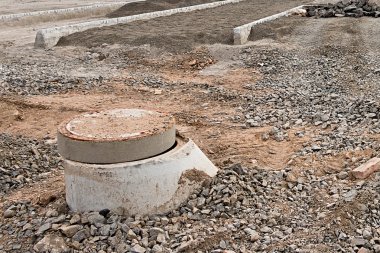 Katıştırılmış Beton halkalar kanalizasyon içine bitmemiş yoldur