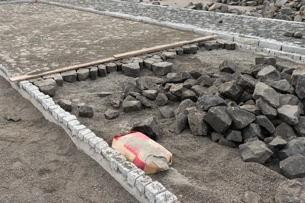 Beton eşiğinde tarafından sınırlanmıştır bitmemiş kaldırım taşı döşeli Patika