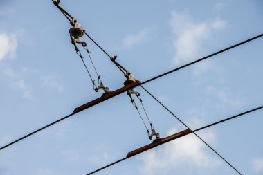 Beton kaldırımlar üzerinde inşa kırmızı uyarı koni.